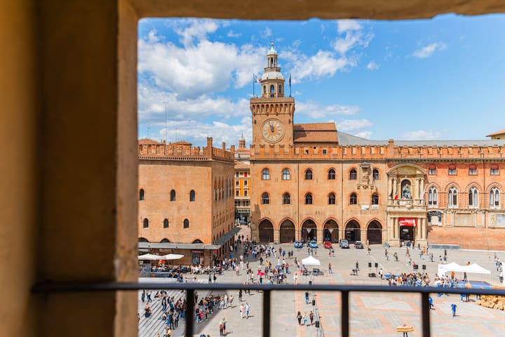Vista exclusiva de la Piazza Maggiore desde la ventana del salón