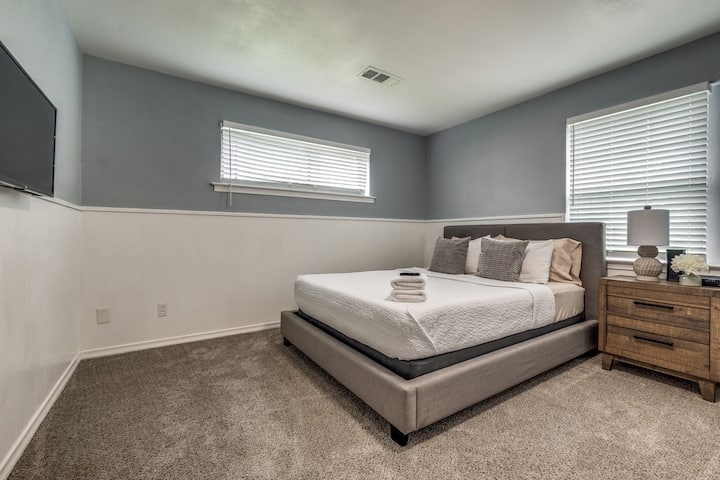 غرفة نوم 3 بسرير بحجم كبير وتلفزيون بشاشة مسطحة وخزانة