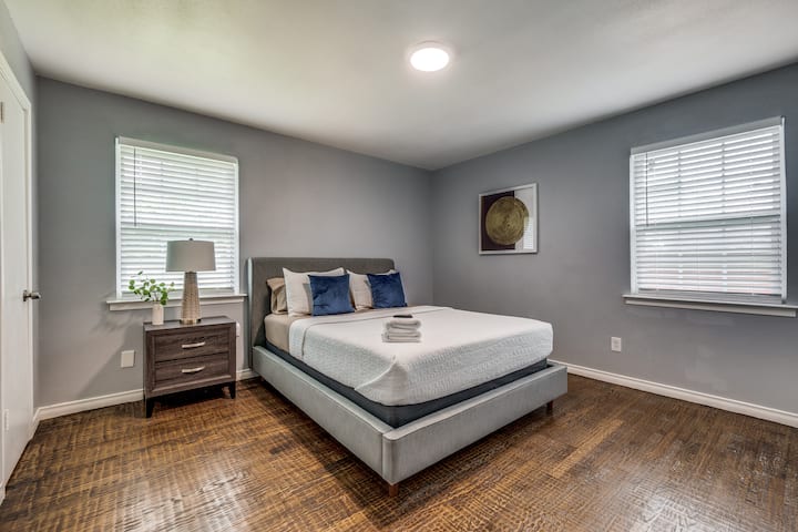 غرفة نوم 1 بسرير وخزانة ملابس بمقاس كبير