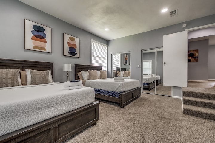 غرفة نوم 4 بسريرين كبيرين وتلفزيون بشاشة مسطحة وخزانة وحمام داخلي (يرجى الملاحظة: الوصول إلى الدرج مطلوب)