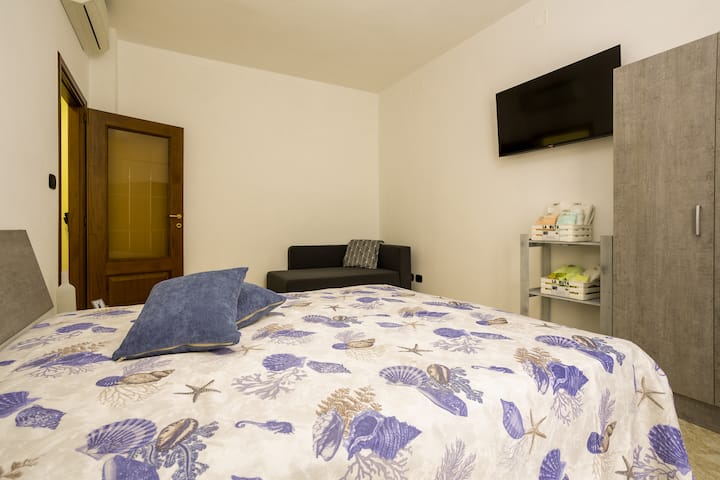 מיטה זוגית + מקום נוסף אחד