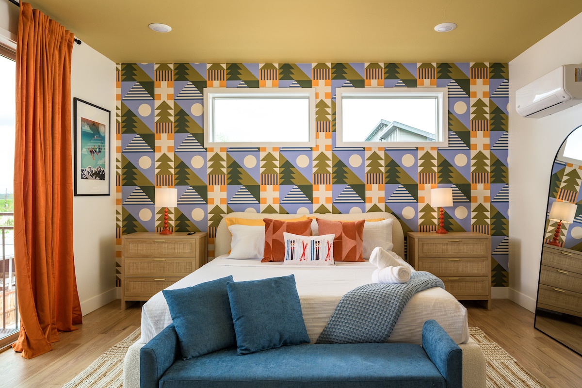 Спална соба со брачен кревет ( широк 180 - 200 см) и простор наменет за работа