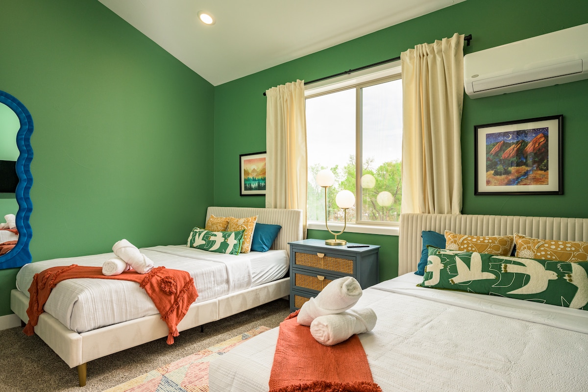 Спална соба со 2 брачни кревета