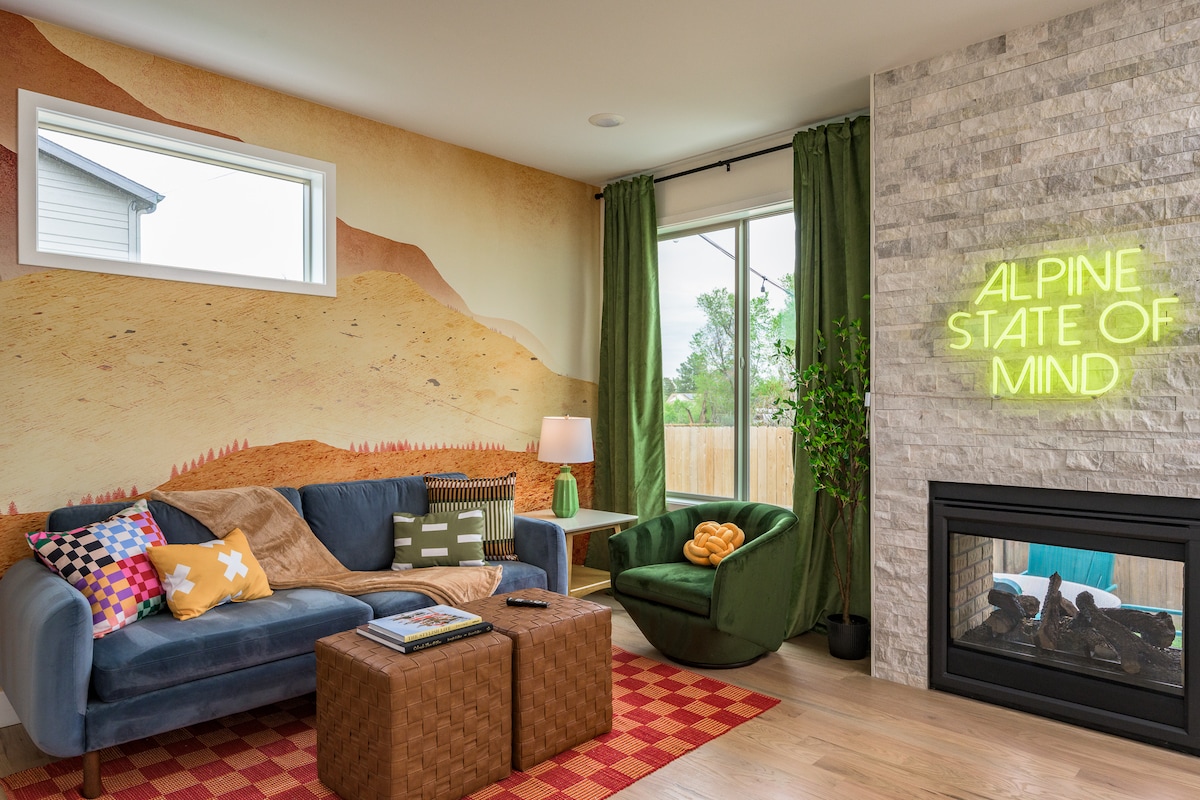 Дневна соба со 70-инчен телевизор