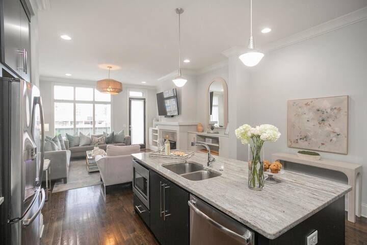 The Southern House – 1 mile to Broadway/Sleeps 12! gallery image 5