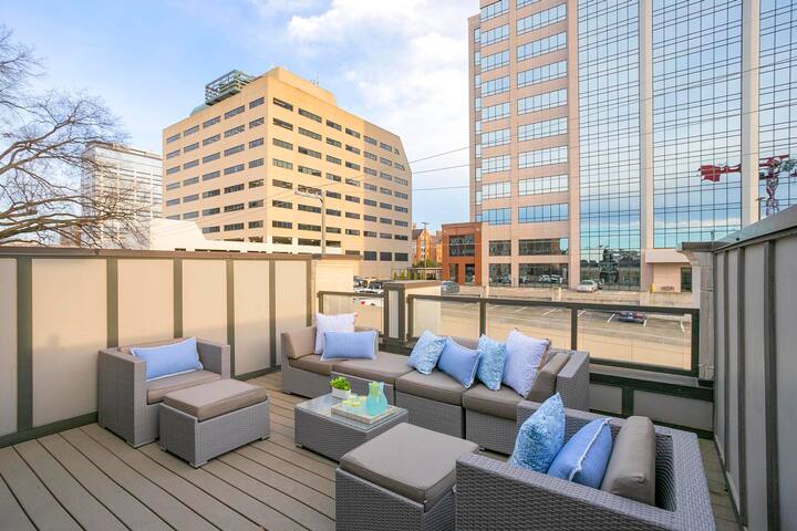 The Southern House – 1 mile to Broadway/Sleeps 12! gallery image 4