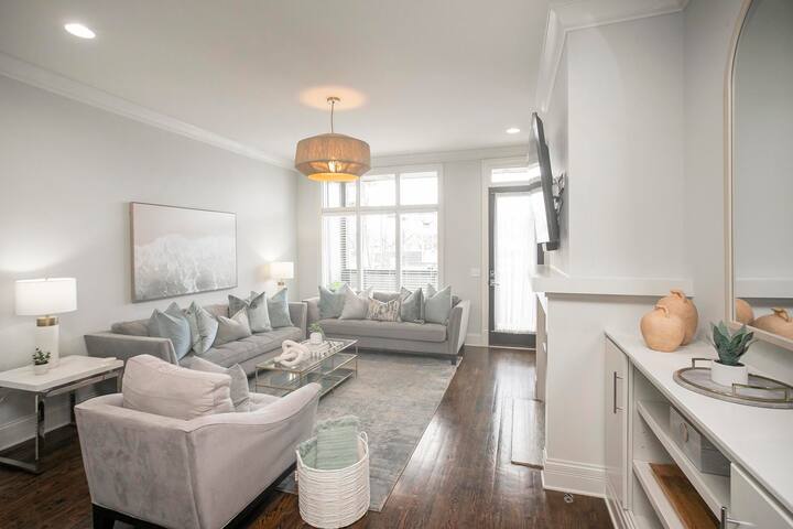 The Southern House – 1 mile to Broadway/Sleeps 12! gallery image 2