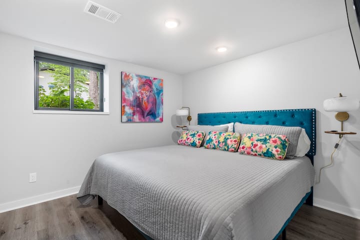 King Bed, Black-Out Shades, 55 in Smart TV
Სრული სააბაზანო დარბაზის გასწვრივ