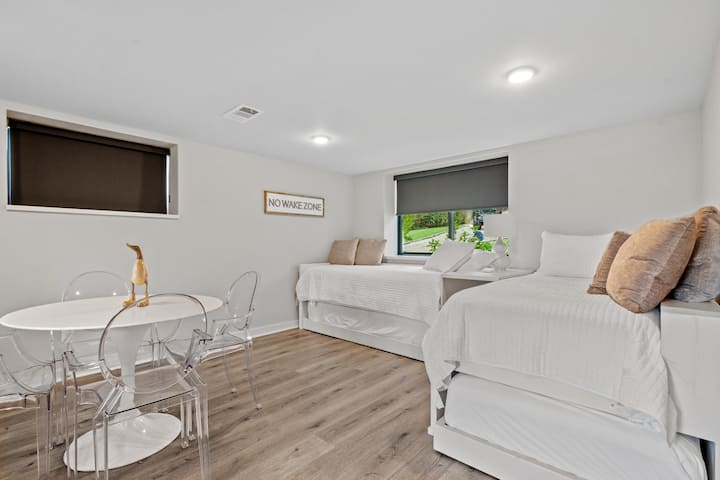 Ტყუპი XL ზემოდან
Ტყუპი ტრუნდლი ქვედა ნაწილში
Ეს ხელმისაწვდომია დაბლა მდებარე საცხოვრებელ სივრცეში.  Ელექტრონული შავი ფერის ჩრდილები, მინი-მაცივარი, სველი ბარის ნიჟარა, არკადული Pac-Man
65 სმარტ-ტელევიზორში.  
Ტანსაცმლის კარადა მდებარეობს სააბაზანოს ქვედა ნაწილში 
