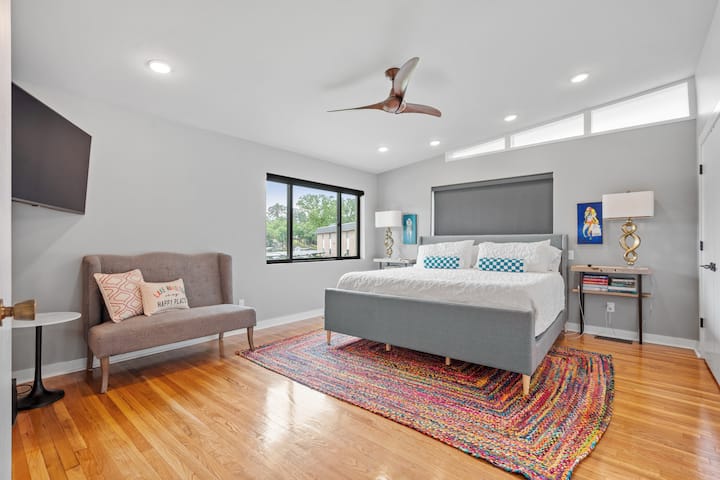 საწოლი 193×203 სმ, ელექტროქსოვილიანი ფარდა Hunter Douglas დისტანციური მართვით, 55‑დუიმიანი სმარტ‑ტელევიზორი, საკუთარი სააბაზანო, სადაც არის ღია საშხაპე და ორმაგი ხელსაბანი.  სააბაზანოს ყველა ნივთი მოწოდებულია.
(სამრეცხაო ამ საძინებელთანაა)