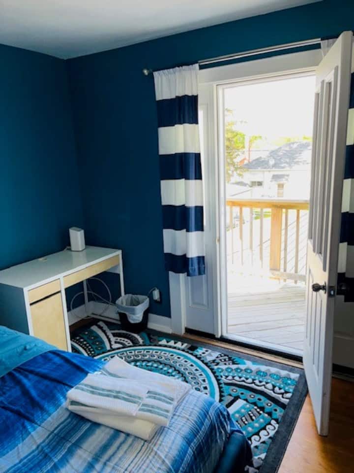 ห้องที่ใหญ่ที่สุดมีประตูที่สองไปยังระเบียงและพื้นที่ทำงานที่กำหนด 