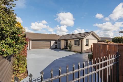 Modern, Spacious 3 bedroom home near City center