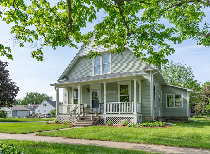 Renovated Cottage 3 blocks to downtown square Houses for Rent in
