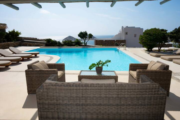Luxury 4BR villa Divine/private pool, sea view