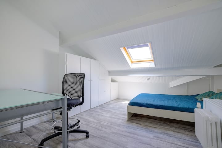 ชั้น 2 ห้องนอนปรับอากาศพร้อมเตียงคู่ 140 ซม. เฟอร์นิเจอร์และโต๊ะทำงานสำหรับเก็บของ