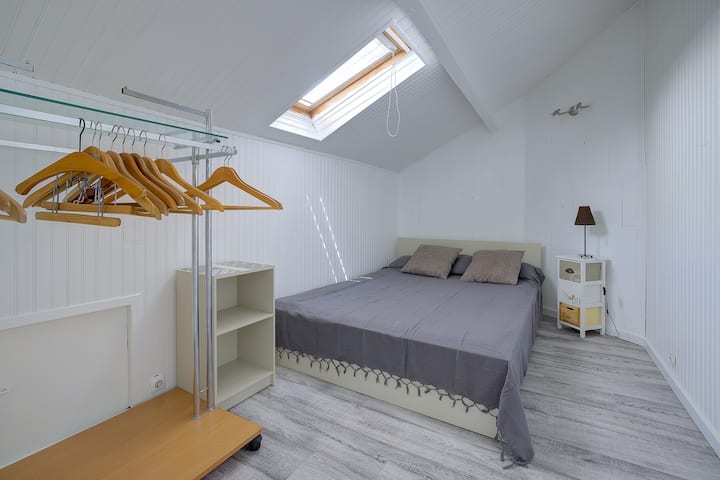 ชั้น 1 ห้องนอนปรับอากาศ 2 ส่วนพร้อมเตียงคู่และห้องเก็บของมีเตียงเสริมสำหรับ 1 คน