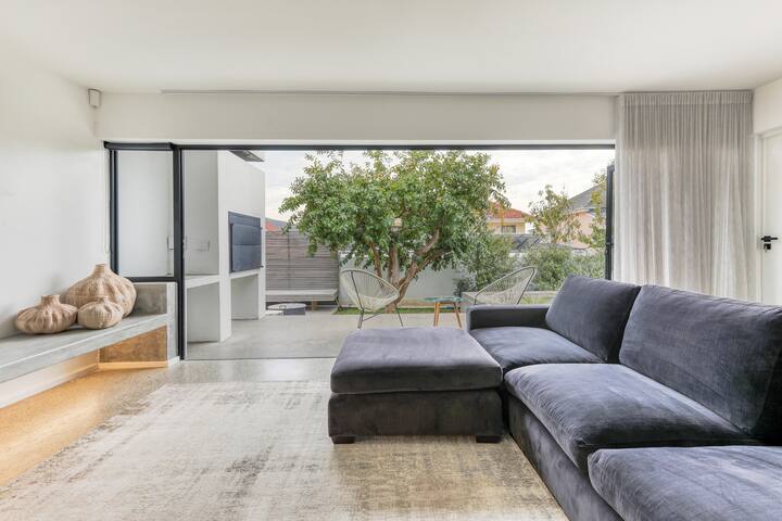 Natural Modern, 3 bed, Family home in Oranjezicht gallery image 4