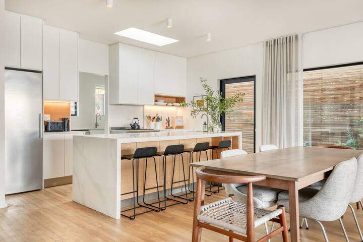 Natural Modern, 3 bed, Family home in Oranjezicht gallery image 2