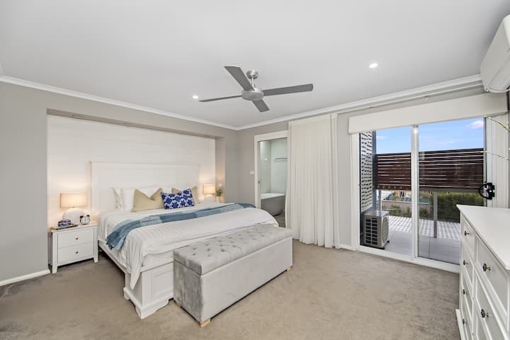 Შეარჩიეთ ლუქს-კლასის მთავარი ფლიგელი, რომელშიც დაგხვდებათ დიდი ზომის საწოლი, აპარტამენტი, პრემიუმ-კლასის თეთრეული და იატაკის ლეიბი დამატებითი სტუმრების მოთხოვნის შემთხვევაში. Იცხოვრეთ მყუდროდ გაყოფილი კონდიციონერითა და უშუქო ჟალუზებით. Ისიამოვნეთ ყველაფრით, რაც კომფორტული სტუმრობისთვის გჭირდებათ!