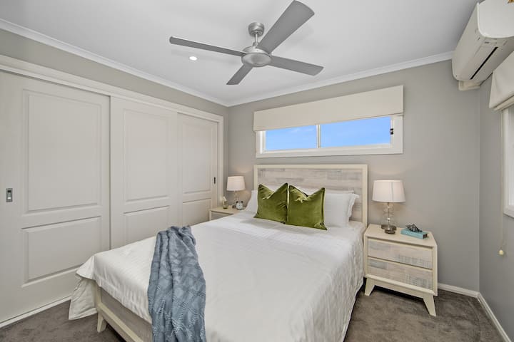 Შეიგრძენით კომფორტი და კომფორტი ჩვენს დედოფლის საწოლ ოთახში, რომელიც აღჭურვილია კონდიციონერითა და პრემიუმ-კლასის თეთრეულით. Შავი ჟალუზები უზრუნველყოფს მშვიდ ღამეს, ხოლო ტანსაცმლის საკმარისი სათავსოები, დამატებითი ბალიშები და საბნები - კომფორტულ სტუმრობას.