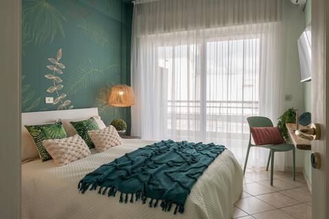 Elegant three-room apartment with sea and beach views