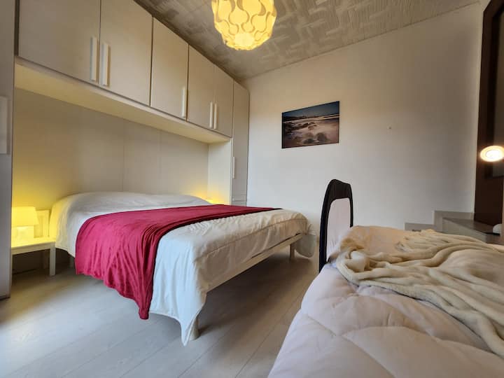 na kitanda cha watu wawili, kitanda chenye upande kwa ajili ya watoto wadogo, kabati la nguo, kifua cha droo na ufikiaji wa mtaro wa kujitegemea.