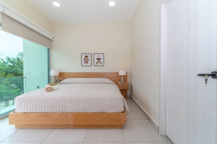 Დაისვენეთ მყუდრო საძინებელში, სადაც დედოფლის ზომის საწოლია