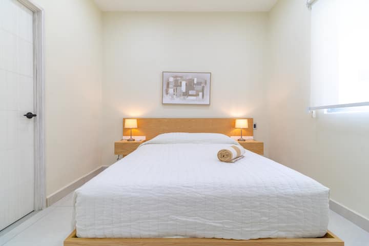 Ფართო საძინებელი თანამედროვე დეკორითა და მშვიდი გარემოთი