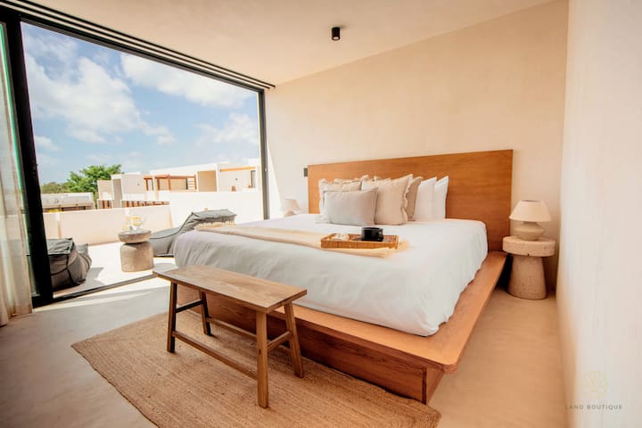 Širok prozor za ulazak u smještaj s prirodnim svjetlom, a na raspolaganju su i potpuno zamračene zavjese za spavanje. 