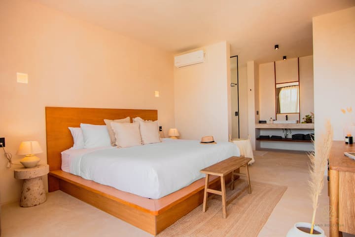 Otvorite minimalističku kupaonicu s WC-om u glavnoj spavaćoj sobi. 