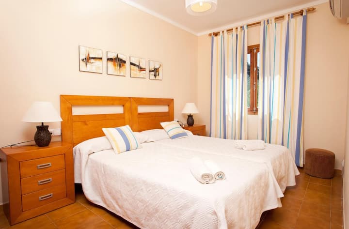 En la planta baja, 2 camas individuales, aire acondicionado, baño privado (ducha)