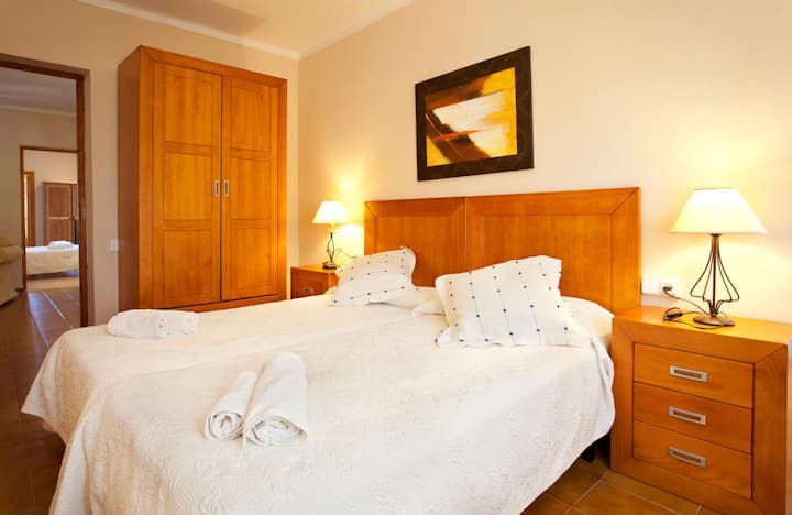 Planta baja: Dormitorio: 2 camas individuales, aire acondicionado