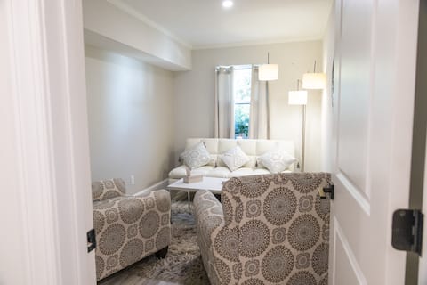 Top Airbnb: Water's Edge: Charming Canal Oasis in Whitfield