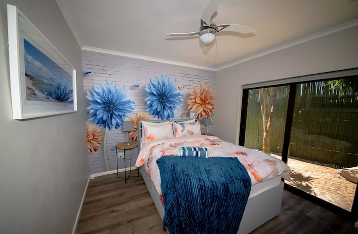 Допълнително удобно двойно легло и плъзгаща се стъклена врата към страничен двор