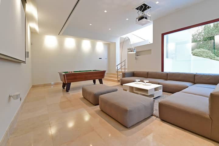 Sea View 7 Br Villa With Terrace, Jacuzzi, Gym - Costa del Sol