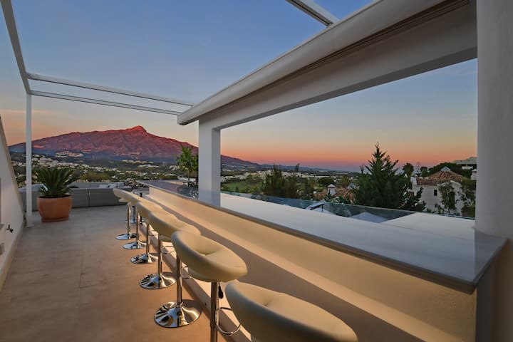 Sea View 7 Br Villa With Terrace, Jacuzzi, Gym - Marbella