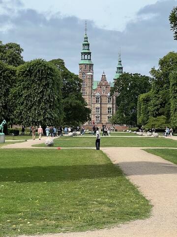 Cozy townhouse next to King’s Garden gallery image 3