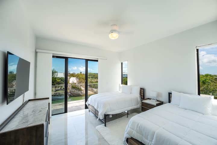 Zobuďte sa so slnkom zaliatym výhľadom a potom sa nechajte unášať do pokojného spánku.