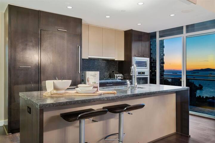 Luxury Home with Panoramic Views gallery image 4