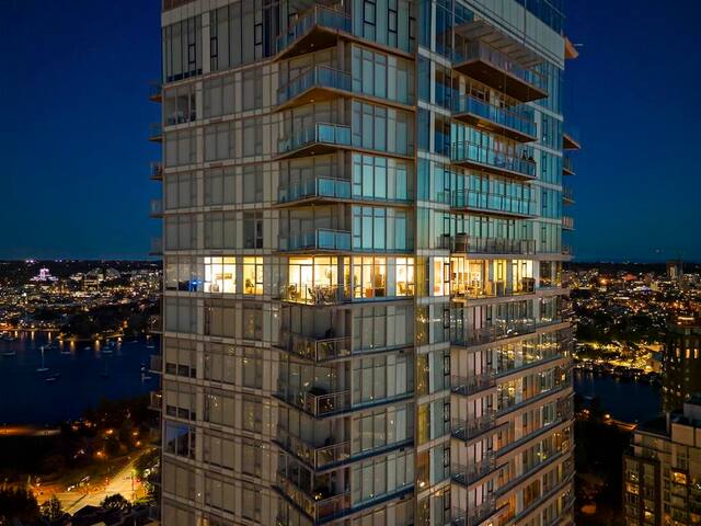 Luxury Home with Panoramic Views gallery image 3