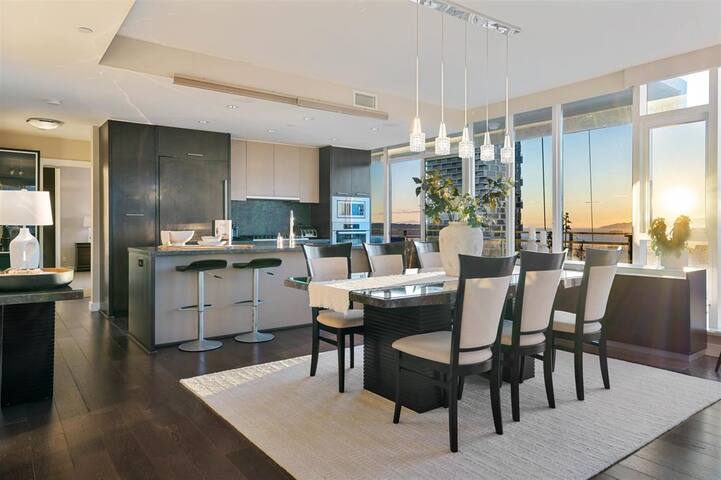 Luxury Home with Panoramic Views gallery image 2