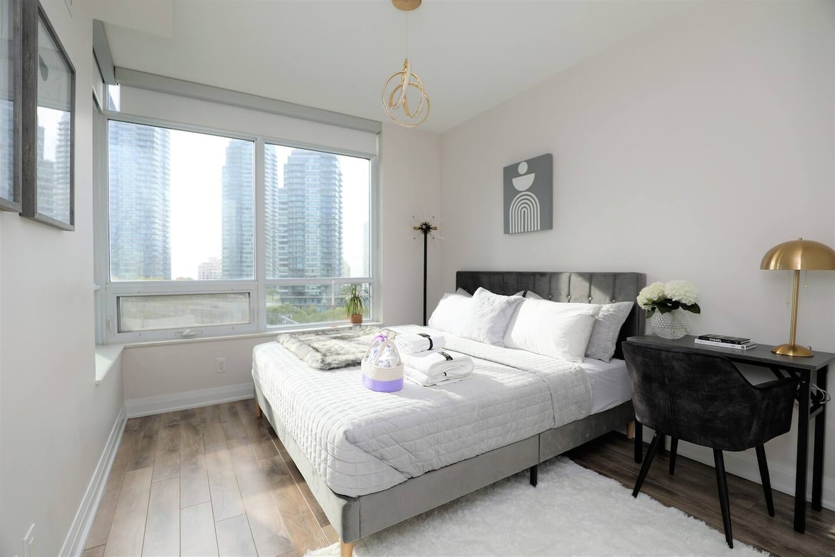 תוכלו להירגע בסלון שטוף שמש עם נוף עוצר נשימה לאגם ולקו הרקיע.