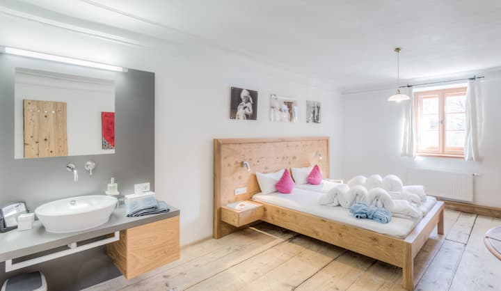 Gitschnkomr: dcéry domu tu kedysi spali. Podlaha je krivá, v dome sú stále tkané záclony, dvere vŕzgajú a moderná dubová manželská posteľ zaručujú dobrý spánok. Rýchlo si umyte zuby ako raz pri toaletnom stolíku v miestnosti.