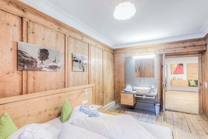 Sluhovia: kedysi tu žili sluhovia. Malá, ale o to útulnejšia, táto spálňa sa prezentuje z veľmi výnimočnej stránky. Spali ste niekedy na alpskej pastvine? Nejako sa mi tu podobá na spanie. 