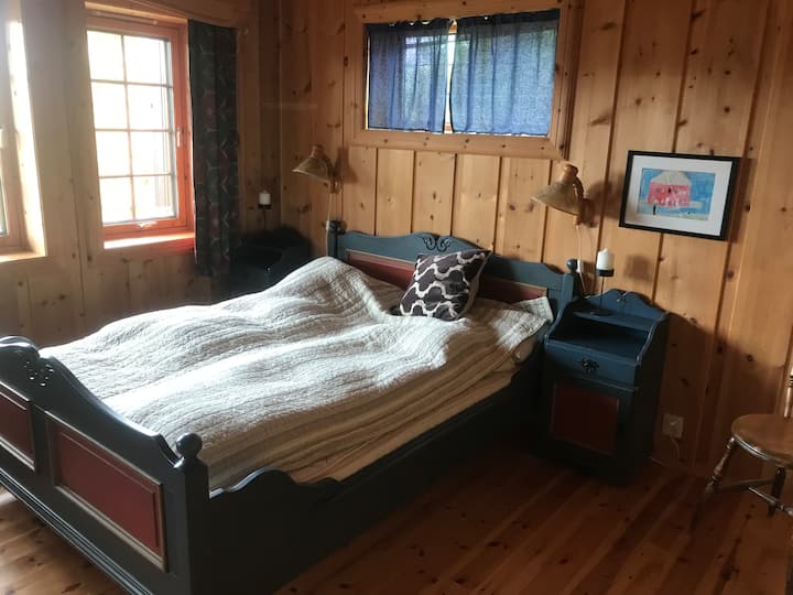 Un amplio dormitorio principal con grandes vistas a las montañas y un amplio espacio de almacenamiento en los armarios. 