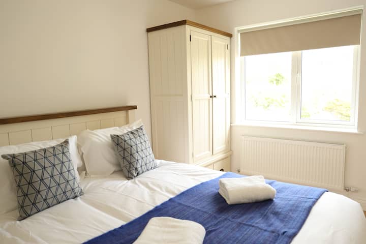 El dormitorio 2 cuenta con una cómoda cama tamaño king, ideal para noches de descanso. Ten en cuenta que todos los dormitorios están ubicados en el primer piso para mayor privacidad y tranquilidad.
