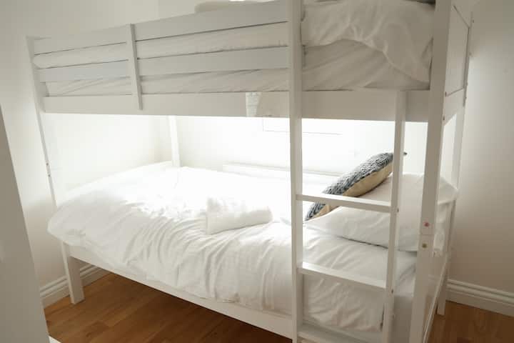 El dormitorio 3 cuenta con una acogedora litera, perfecta para niños o amigos que comparten un espacio. Ten en cuenta que todas las habitaciones están en el primer piso, ofreciendo privacidad y un ambiente tranquilo.
