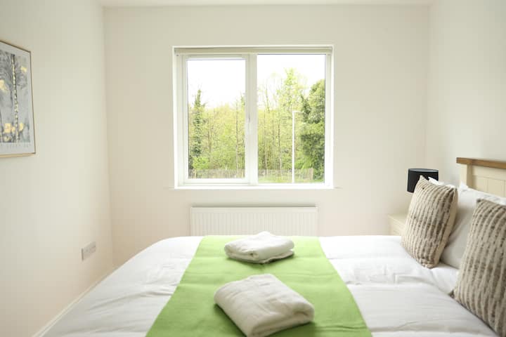 Otra foto del dormitorio 1 que cuenta con una cómoda cama tamaño king, ideal para noches de descanso. Ten en cuenta que todos los dormitorios están ubicados en el primer piso para mayor privacidad y tranquilidad.
