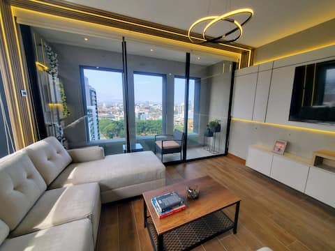 Apartment facing a park in California Urb.