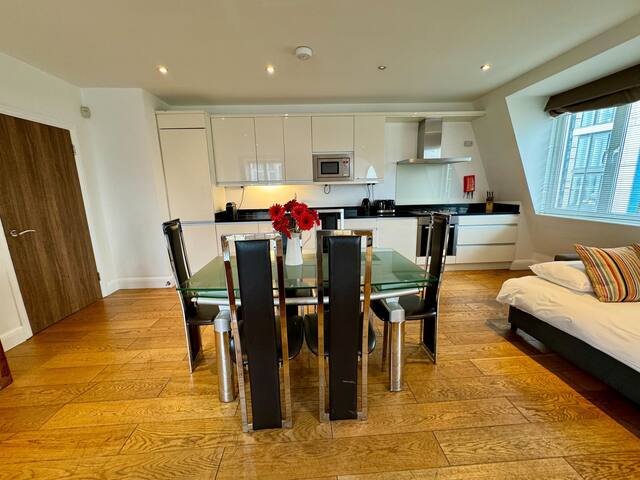 -20% 3BR Penthouse Vauxhall Rooftop patio 11 ppl gallery image 5